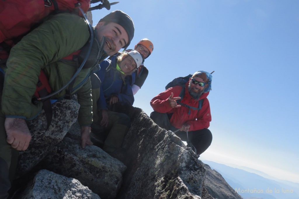 De derecha a izquierda Joaquín, Eva, Josetxu y Paco en la cima del Margalida, 3.239 mts.